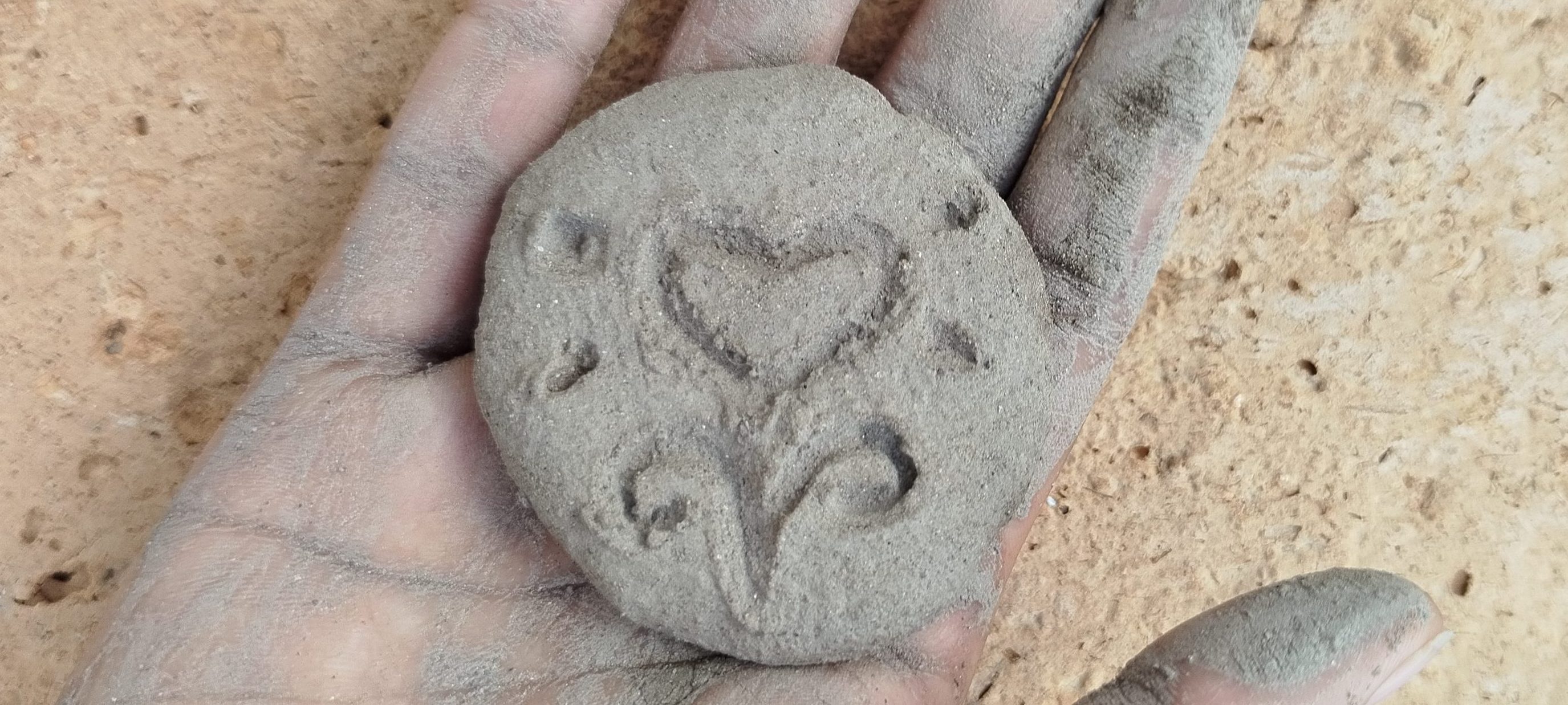 logo love is you hecho en barro